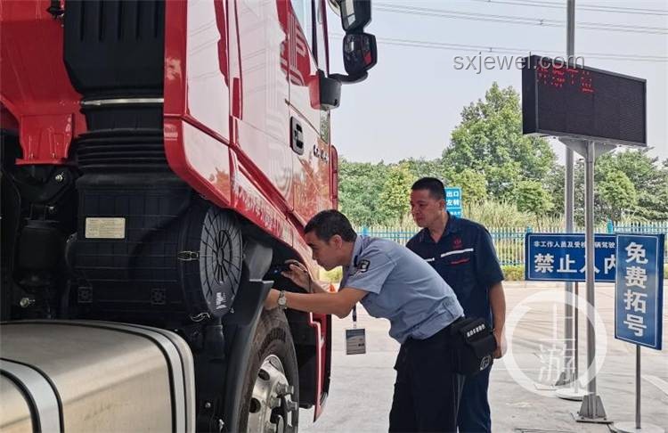 重庆警方辟谣河中捞出大量现金事件深度分析